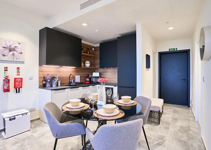 Stunning Seaview Mercury Tower - Luxurious Twin Units Apartment *