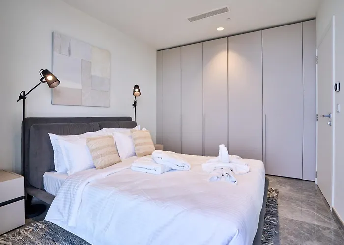 Stunning Seaview Mercury Tower - Luxurious Twin Units Apartment *