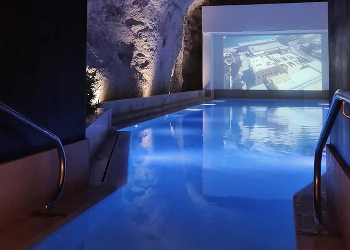 Stunning Seaview Mercury Tower - Luxurious Twin Units Apartment *